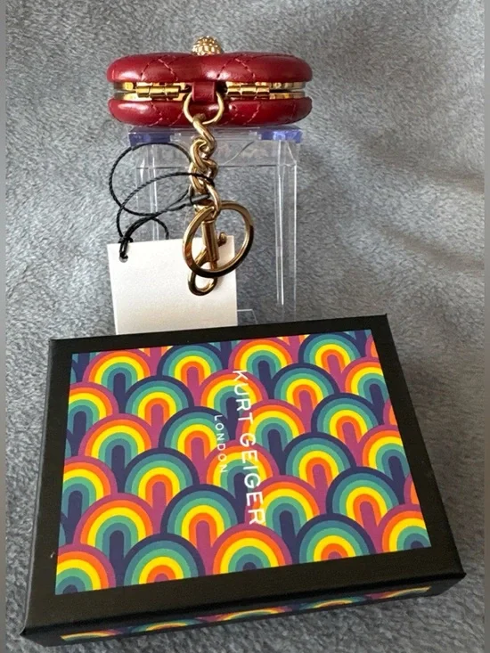 Kurt Geiger NWT Kensington Heart Shaped Mirror Keychain
Comes With A Box - Picture 5 of 13